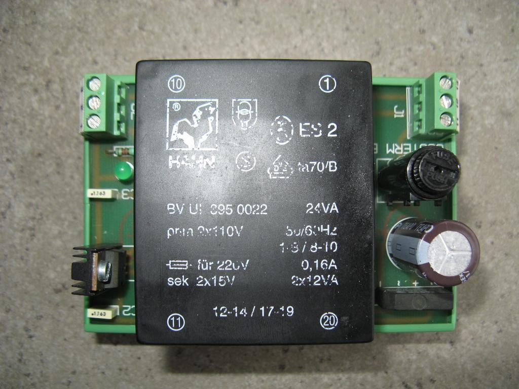 2 x Gestabiliseerde voeding 15 Vdc - 1,7 Amp, Ophalen of Verzenden, Zo goed als nieuw