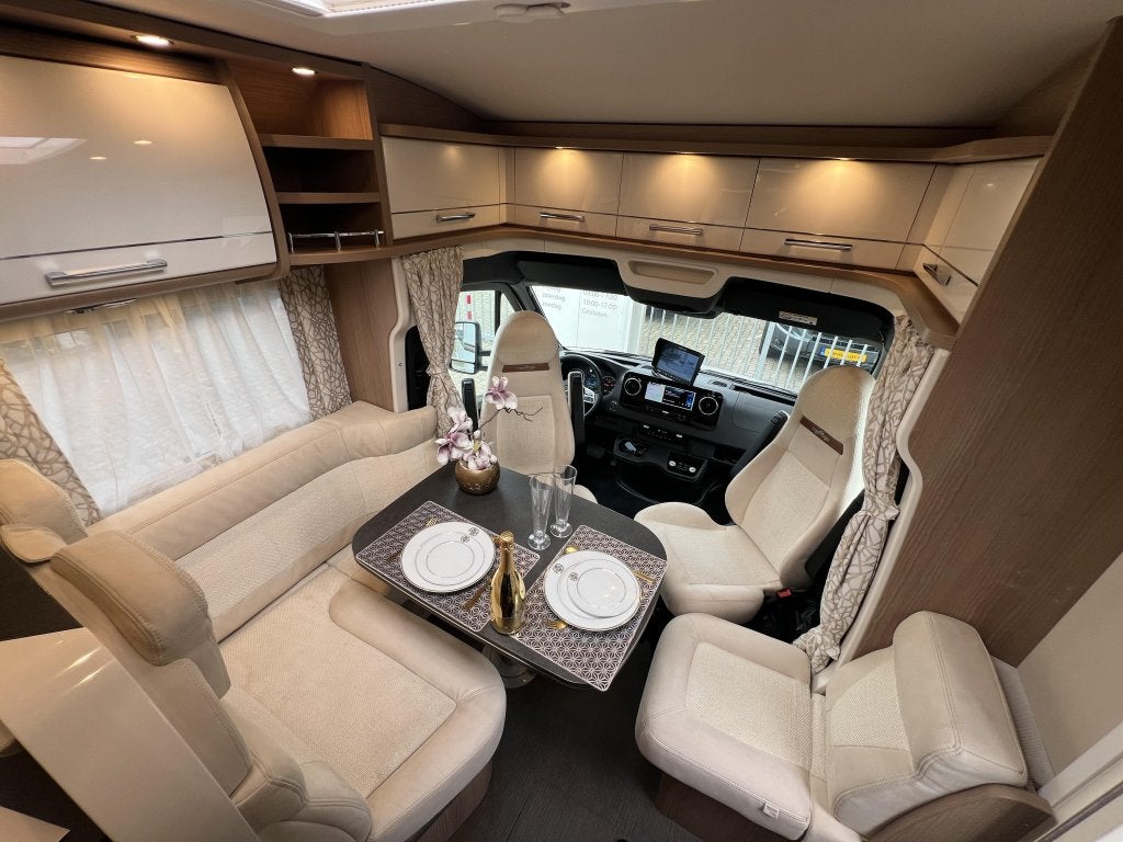 Foto 2 van Carthago C-Tourer T145 AUTOMAAT ENKELE BEDDEN LVL SYSTEEM