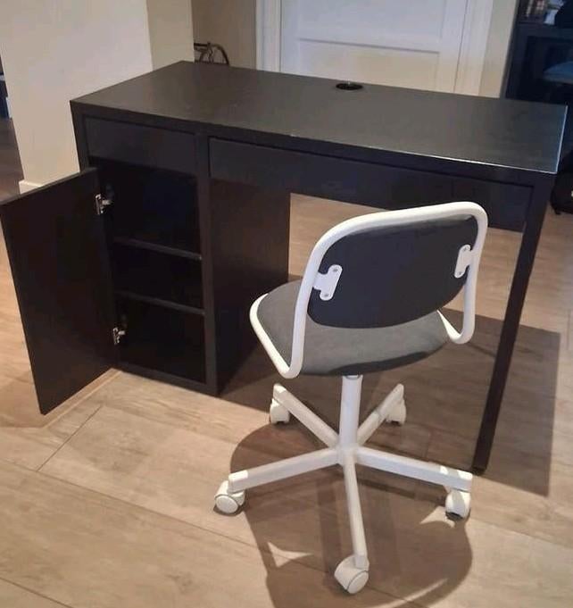 Zwart ikea bureau met stoel, Huis en Inrichting, Ophalen, Gebruikt, Spaanplaat of MDF, Overige merken