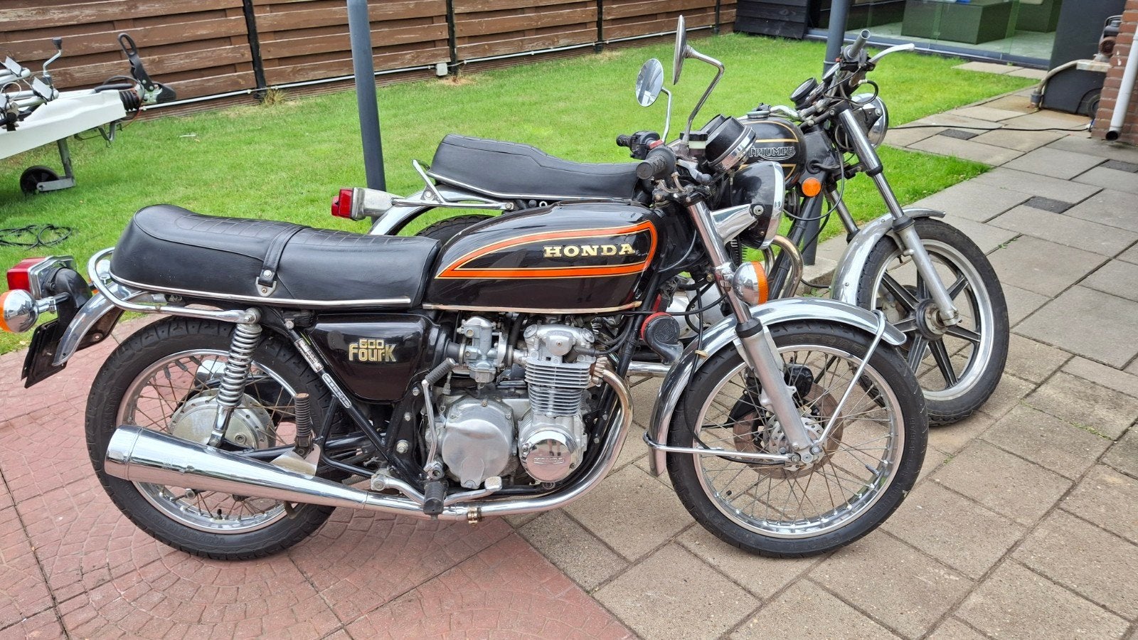 Honda 500 four met triumph bonneville
