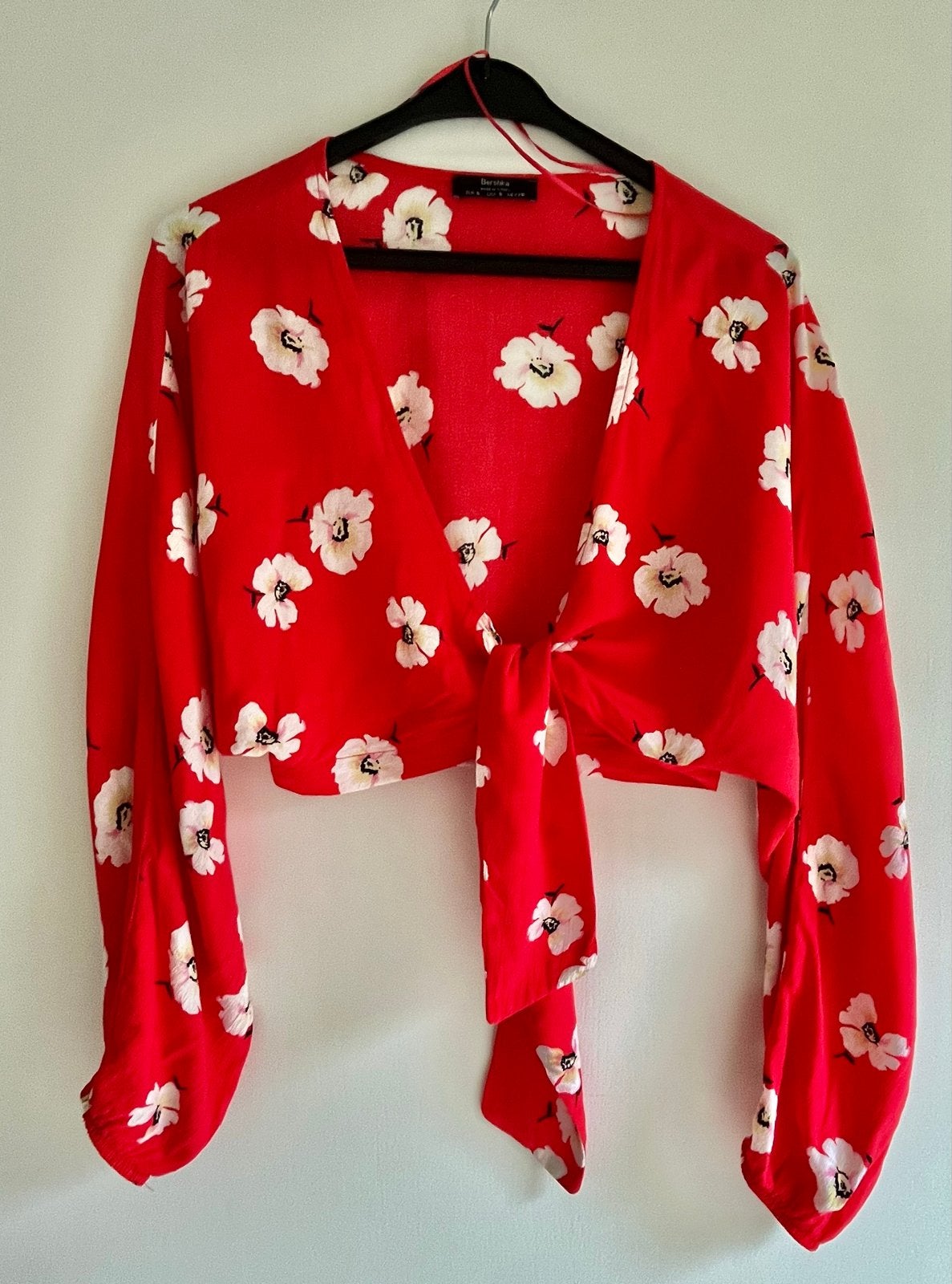 Bershka rode crop top met bloemenprint en lange mouwen, Ophalen of Verzenden, Zo goed als nieuw, Lange mouw, Maat 36 (S)