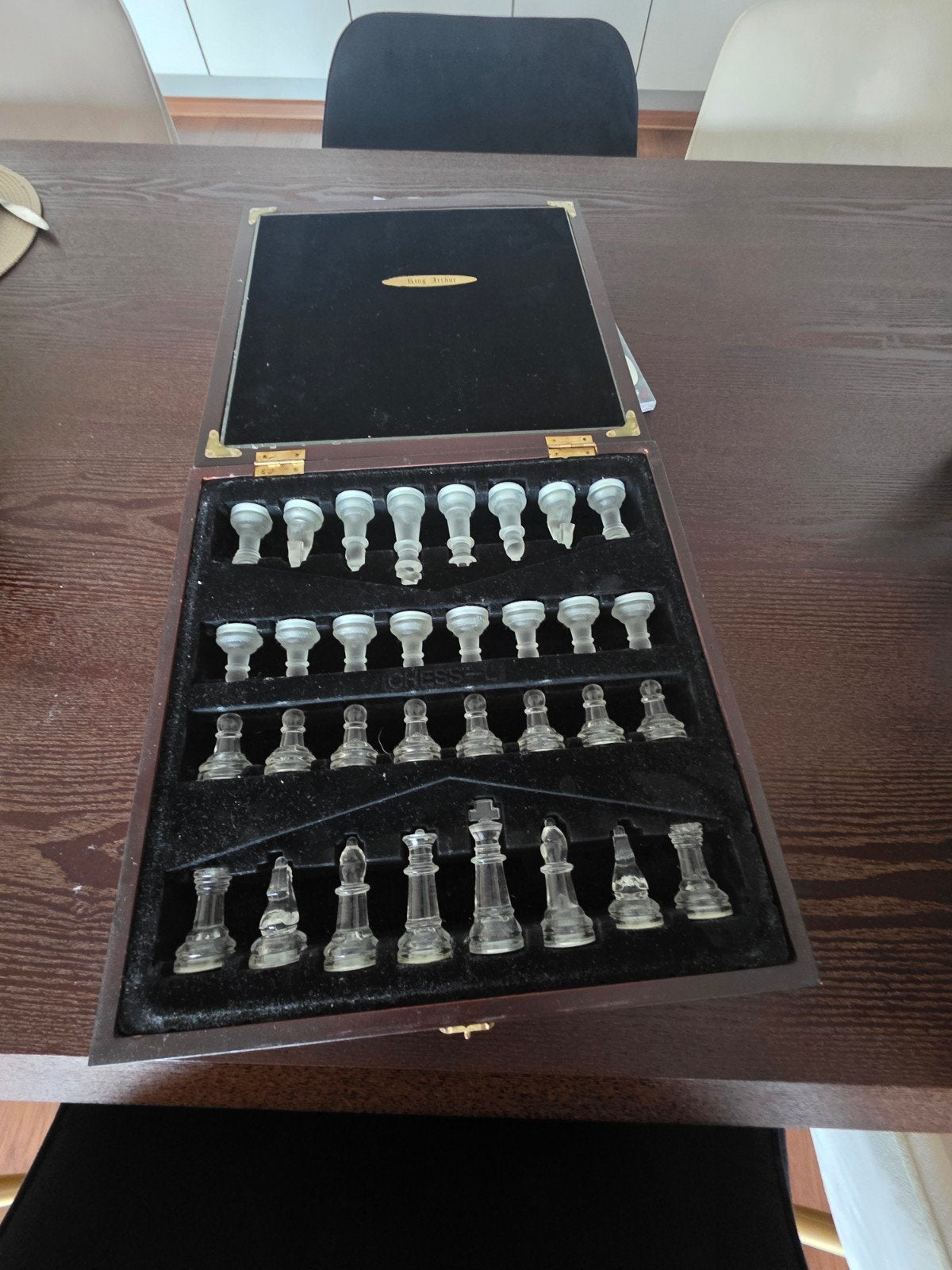Glazen schaakspel met houten kist, Hobby en Vrije tijd, Gezelschapsspellen | Bordspellen, Een of twee spelers, Ophalen of Verzenden