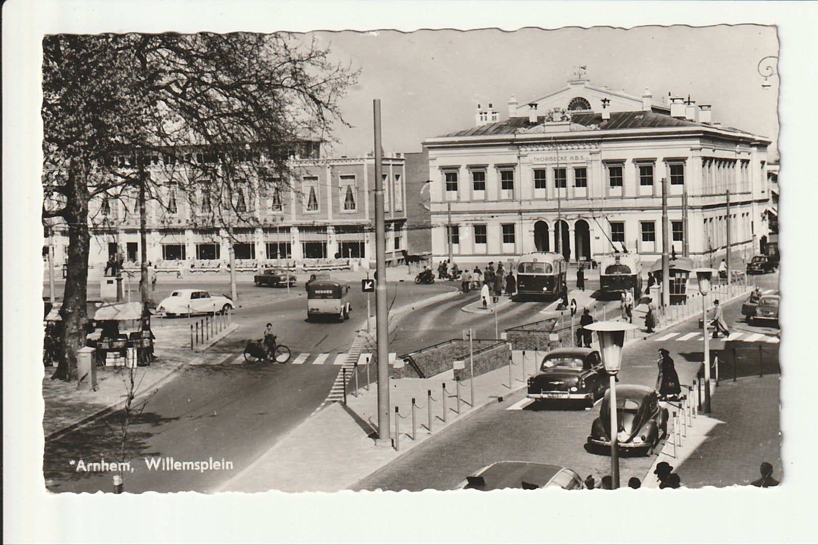 ARNHEM WILLEMSPLEIN BUSSTATION GEMEENTE TROLLEY EN DIESELBUS, Ophalen of Verzenden, 1940 tot 1960, Gelopen, Gelderland
