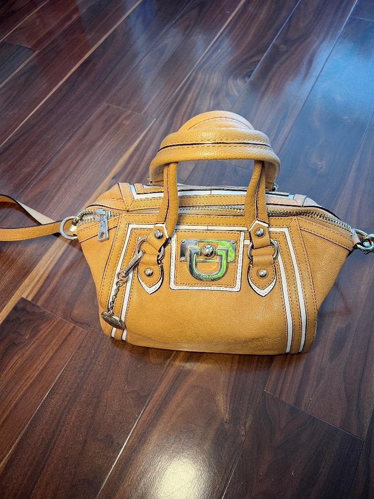 Prachtige DKNY Leren Handtas met Turn-Lock Sluiting, Ophalen of Verzenden, Zo goed als nieuw, Beige, Handtas