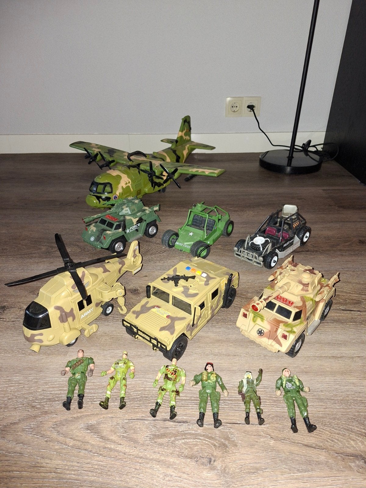 Diverse auto's en poppetjes in camouflage, Ophalen, Gebruikt, Jongen of Meisje
