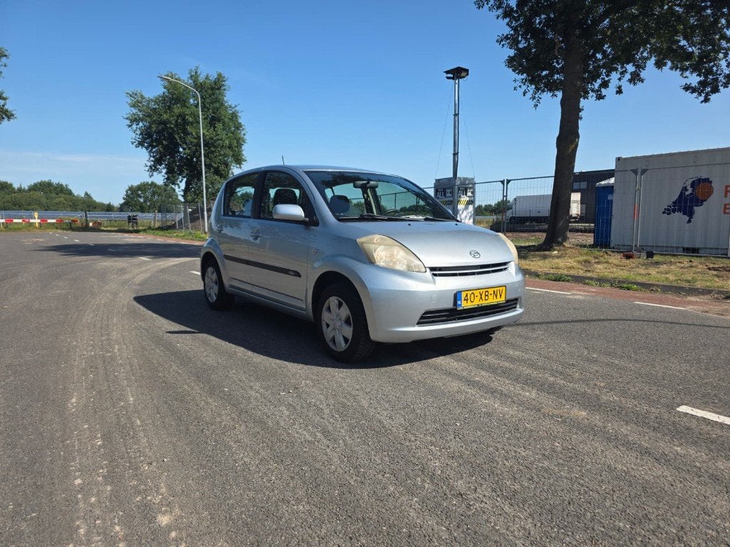 Daihatsu Sirion 1.0 51KW 2007 Grijs, Auto's, Daihatsu, Voorwielaandrijving, Stof, Handgeschakeld, 3 cilinders