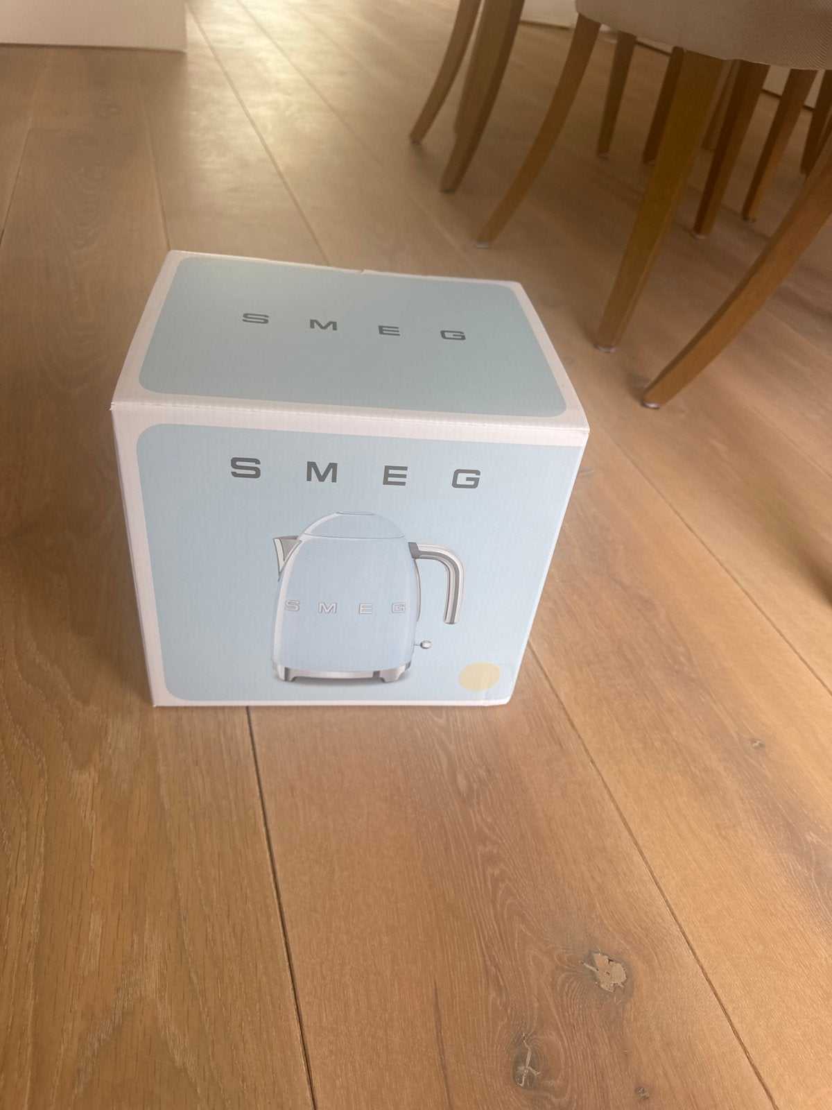 Nieuwe Smeg waterkoker in doos - creme, Witgoed en Apparatuur, Waterkokers, 1 tot 2 liter, Ophalen of Verzenden, Nieuw, Rvs