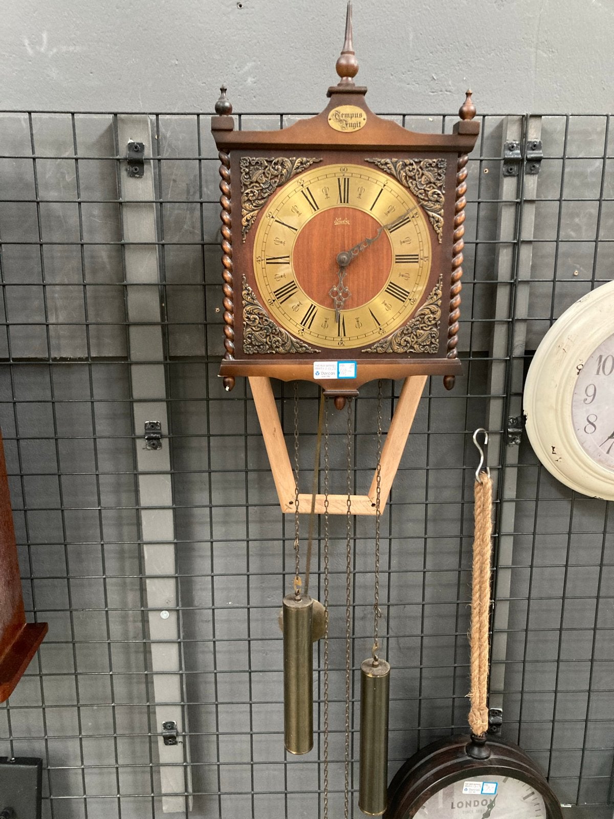 Antieke Wandklok "Tempus Fugit" met Gedraaide Kolommen, Ophalen of Verzenden