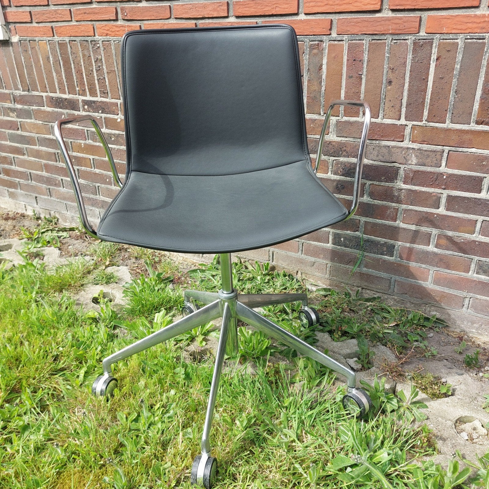 Arper Catifa stoel - Zwart kunstleer met chromen onderstel, Huis en Inrichting, Stoelen, Ophalen, Modern design, Gebruikt, Zwart