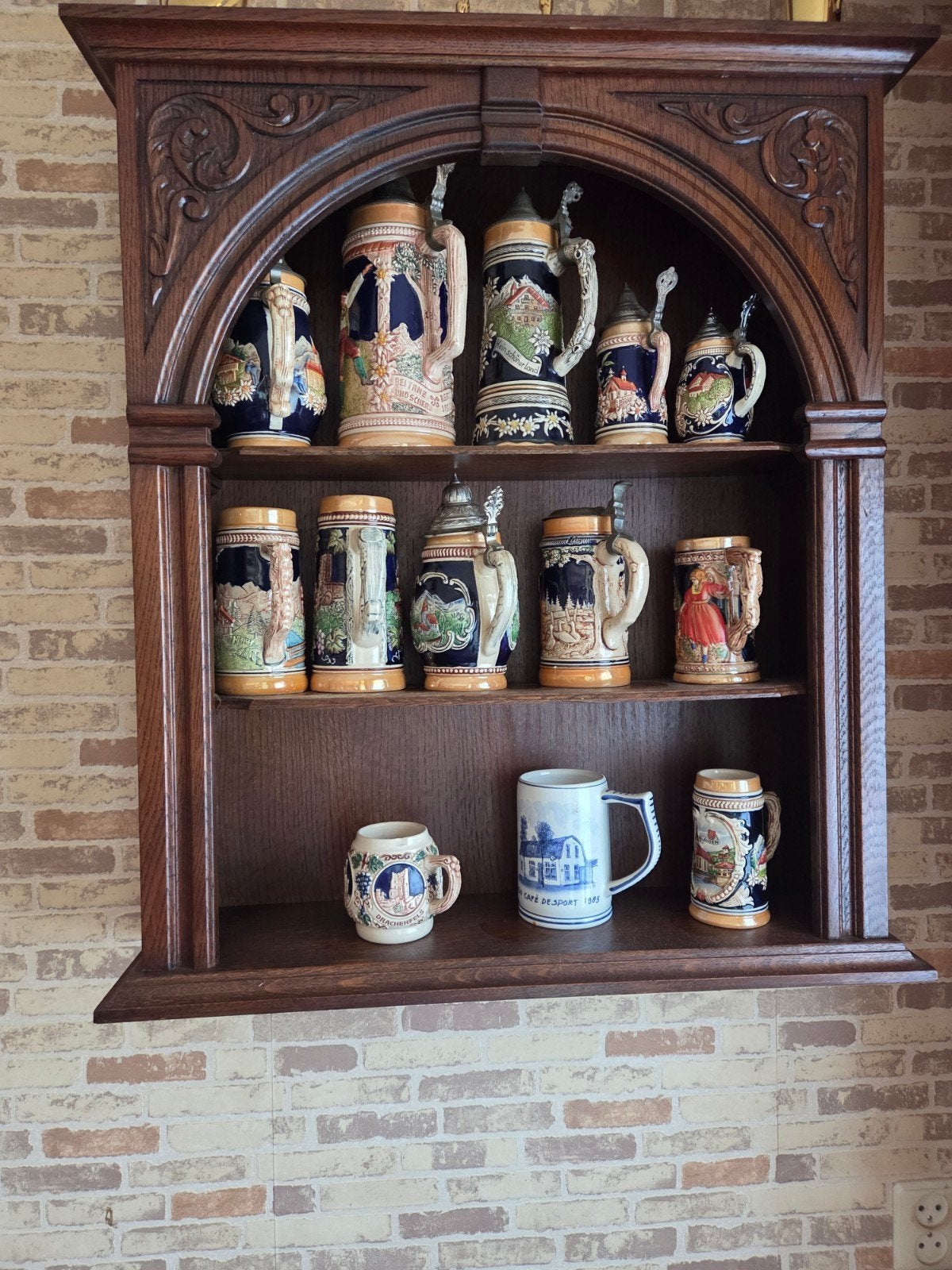 Antieke bierpullen collectie in houten vitrinekast, Ophalen