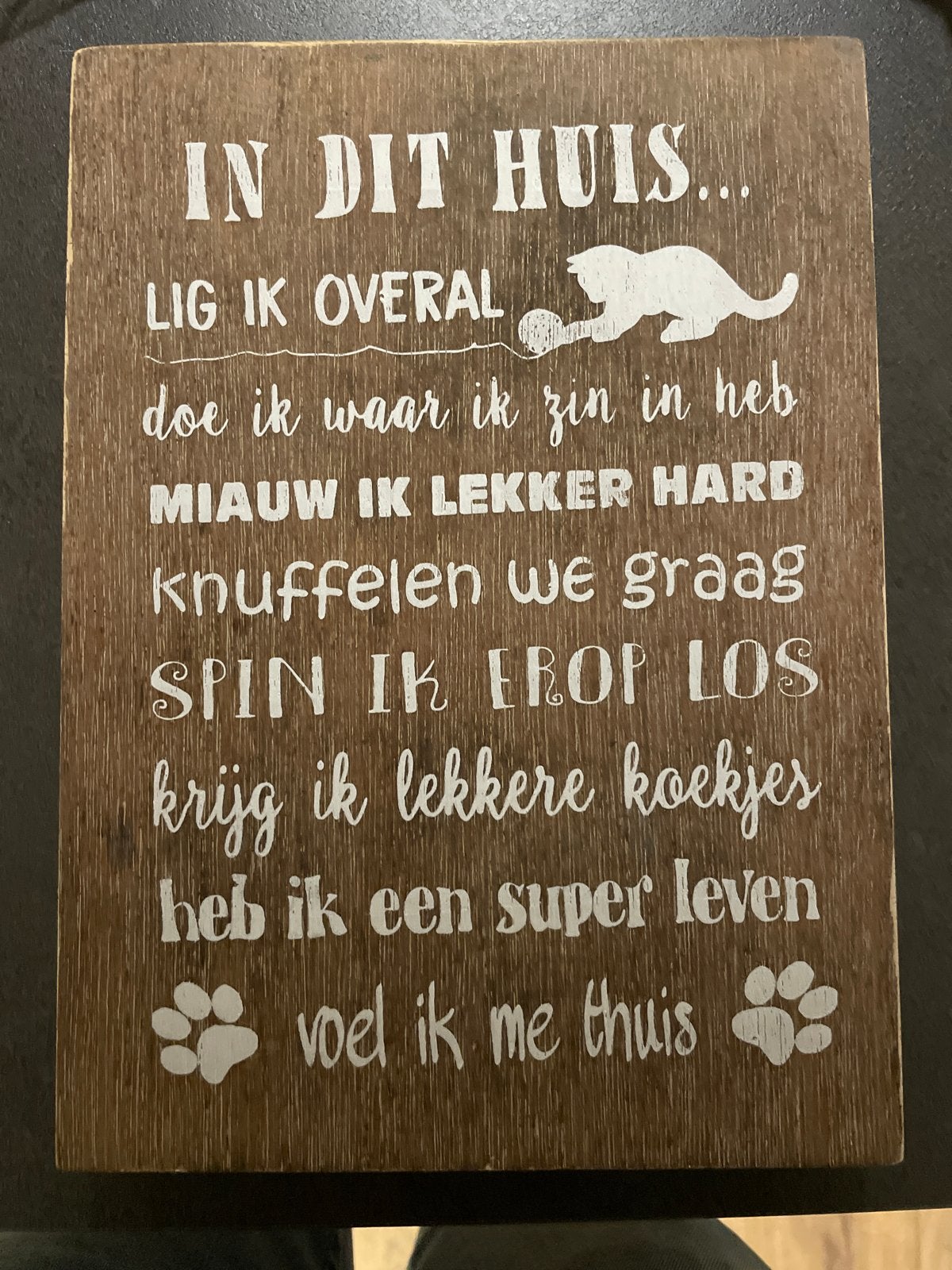 Houten wandbord met katten tekst - 'In dit huis...', Hout, Gebruikt, Ophalen of Verzenden, Landelijk