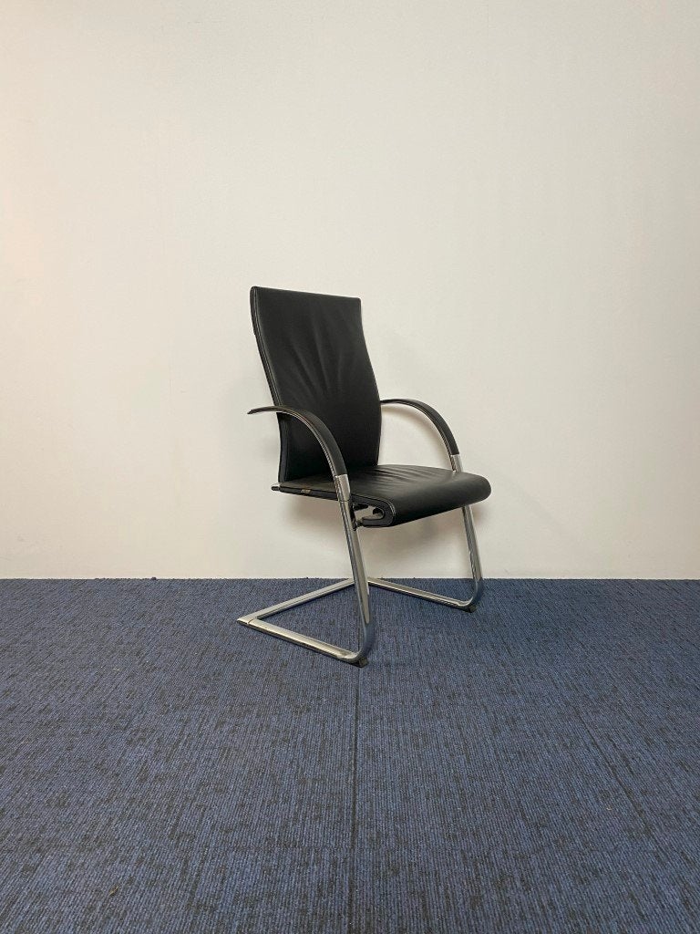 2 x Vergaderstoel Ahrend 350, zwart leer, chrome slede