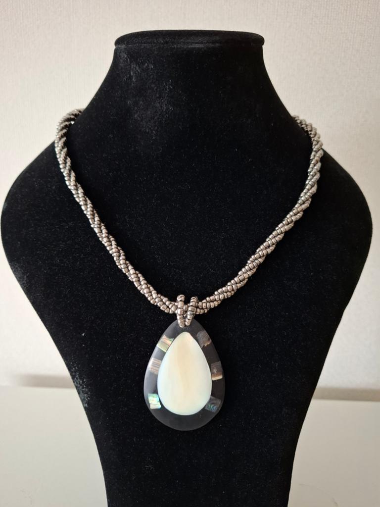 Vintage ketting van glaskralen en parelmoer/abalone hanger., Met hanger, Ophalen of Verzenden, Zo goed als nieuw, Steen of Mineraal