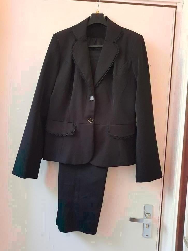 Elegant Kostuum  met broek 3/4  maat 42, Kleding | Dames, Zwart, Maat 42/44 (L), Ophalen of Verzenden, Zo goed als nieuw