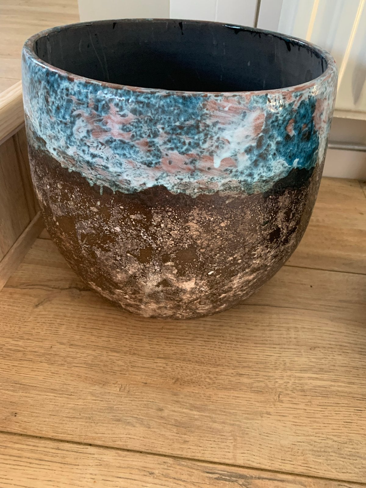 Gezocht:  decoratieve bloempot met blauwe glazuur, Ophalen, Zo goed als nieuw, Steen/keramiek, Meerkleurig