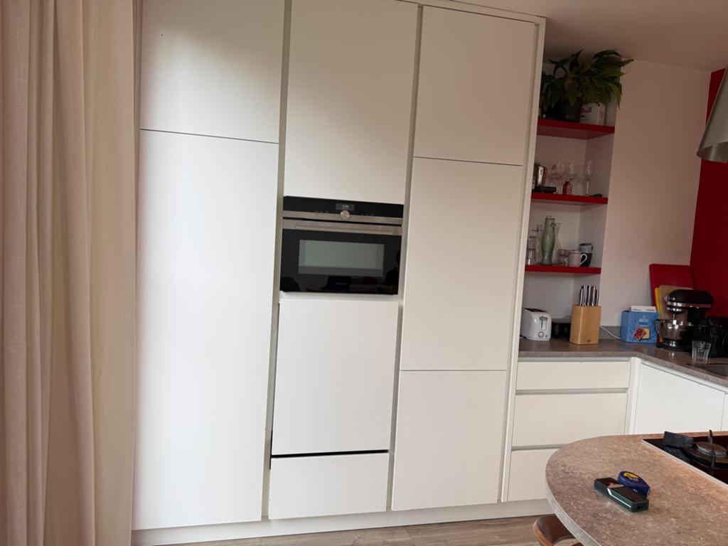 Moderne witte keuken met kookeiland en inbouwapparatuur, Huis en Inrichting, Keuken | Complete keukens, Zo goed als nieuw, Hoekkeuken