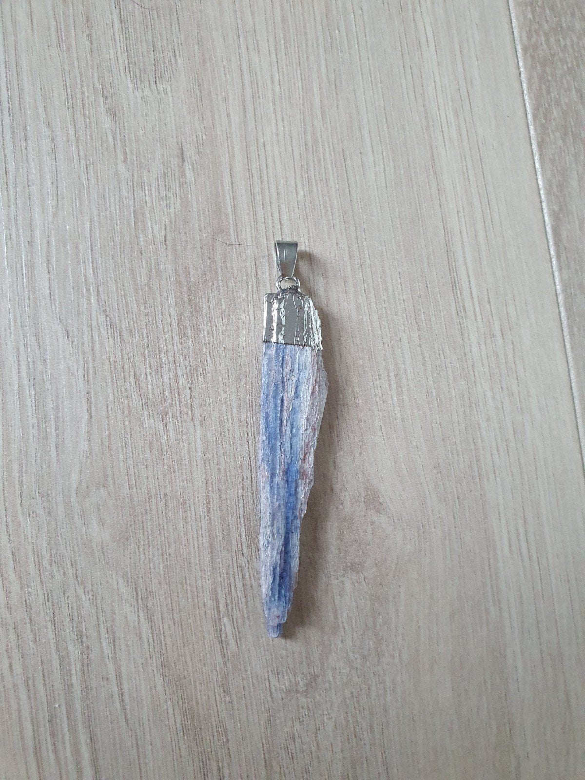 kyaniet edelsteen hanger, Ophalen of Verzenden, Zo goed als nieuw, Steen of Mineraal