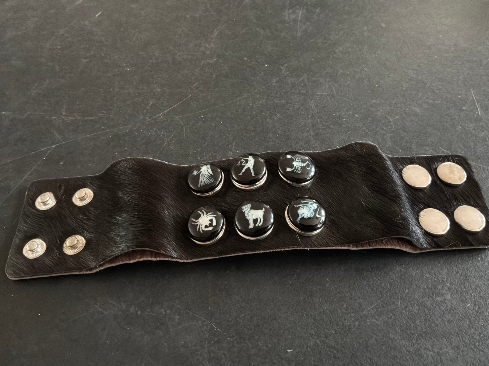Koeien lederen armband met sterrenbeeld knoppen, Ophalen of Verzenden, Nieuw, Leer