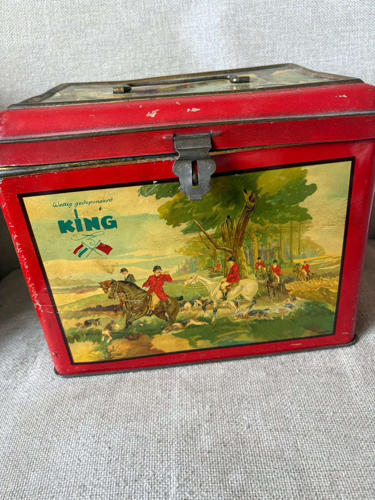 Vintage King Beschuitblik met Jachtscène - Rood, Verzamelen, Ophalen of Verzenden, Gebruikt, Beschuit, Overige merken