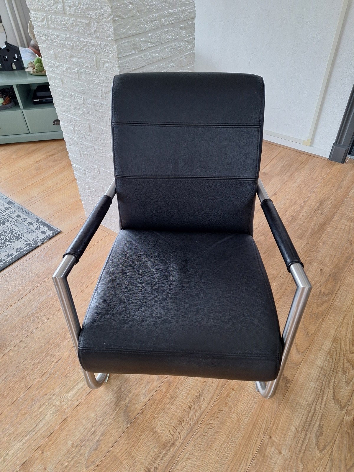 Zwarte leren stoel met metalen frame, Huis en Inrichting, Ophalen, Gebruikt, Zwart, Leer