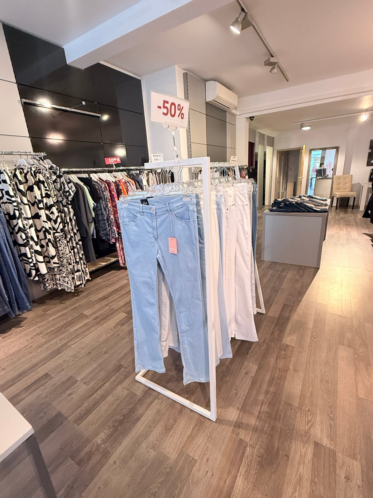 Dames kledingwinkel ter overname in Geldermalsen, Ophalen, Zo goed als nieuw