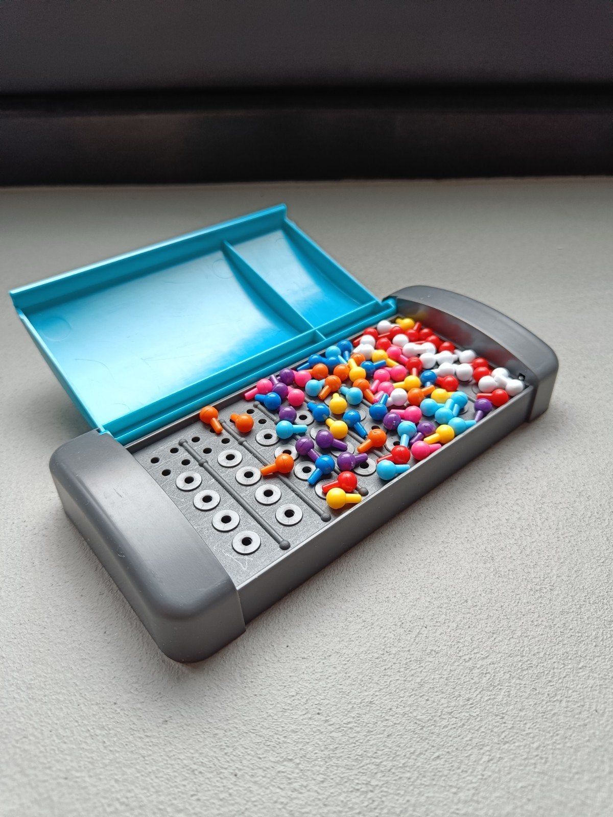 Mastermind Reisspel - Compact en Compleet, Hobby en Vrije tijd, Gezelschapsspellen | Bordspellen, Een of twee spelers, Ophalen of Verzenden