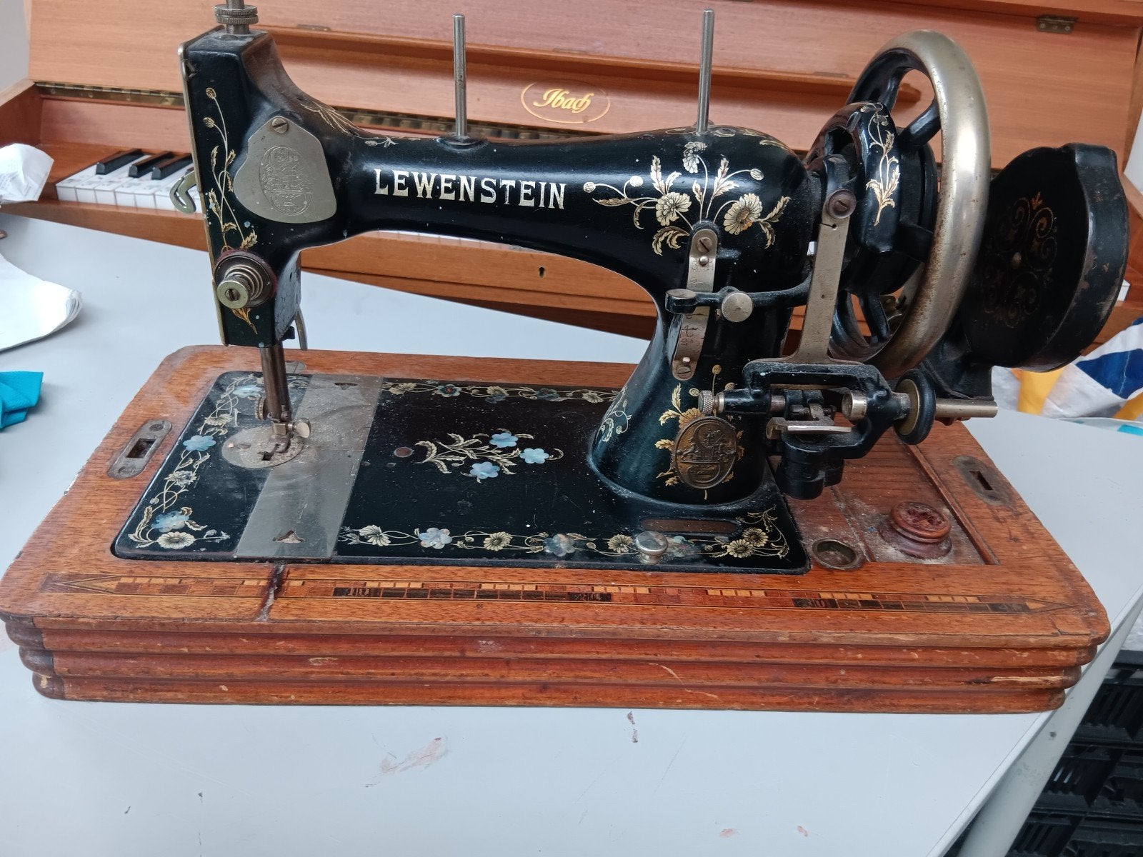 Prachtige Lewenstein Flora naaimachine, Ophalen