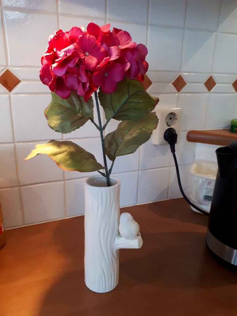 Witte bloemenvaas met vogeltje en kunsthortensia, Huis en Inrichting, Woonaccessoires | Vazen, Ophalen of Verzenden, Zo goed als nieuw