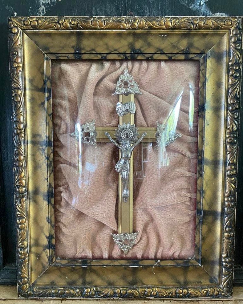 Crusifix achter bol glas, Antiek en Kunst, Ophalen of Verzenden