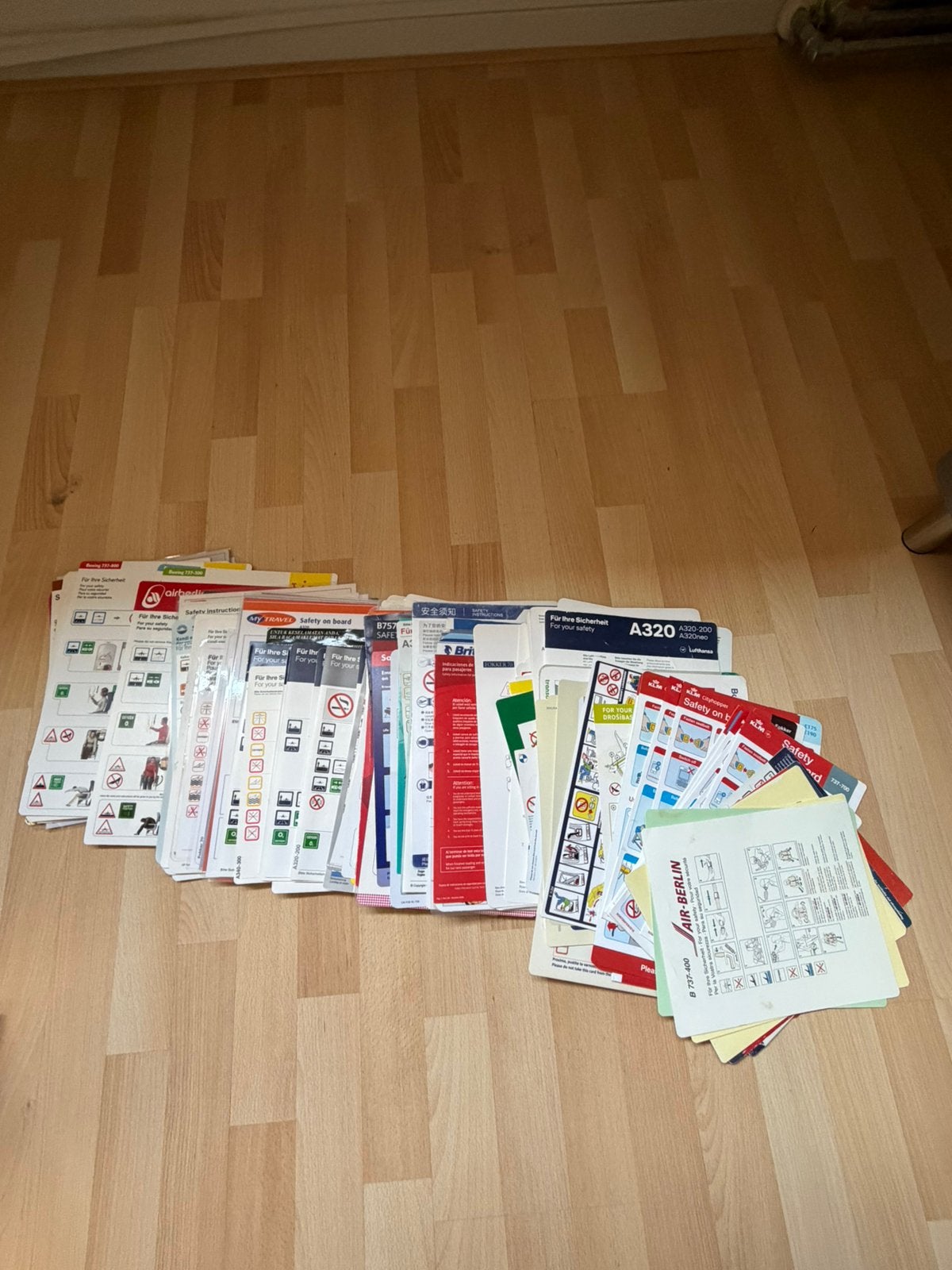 Safetycards vliegtuig, Ophalen of Verzenden, Zo goed als nieuw, Meerdere plaatjes