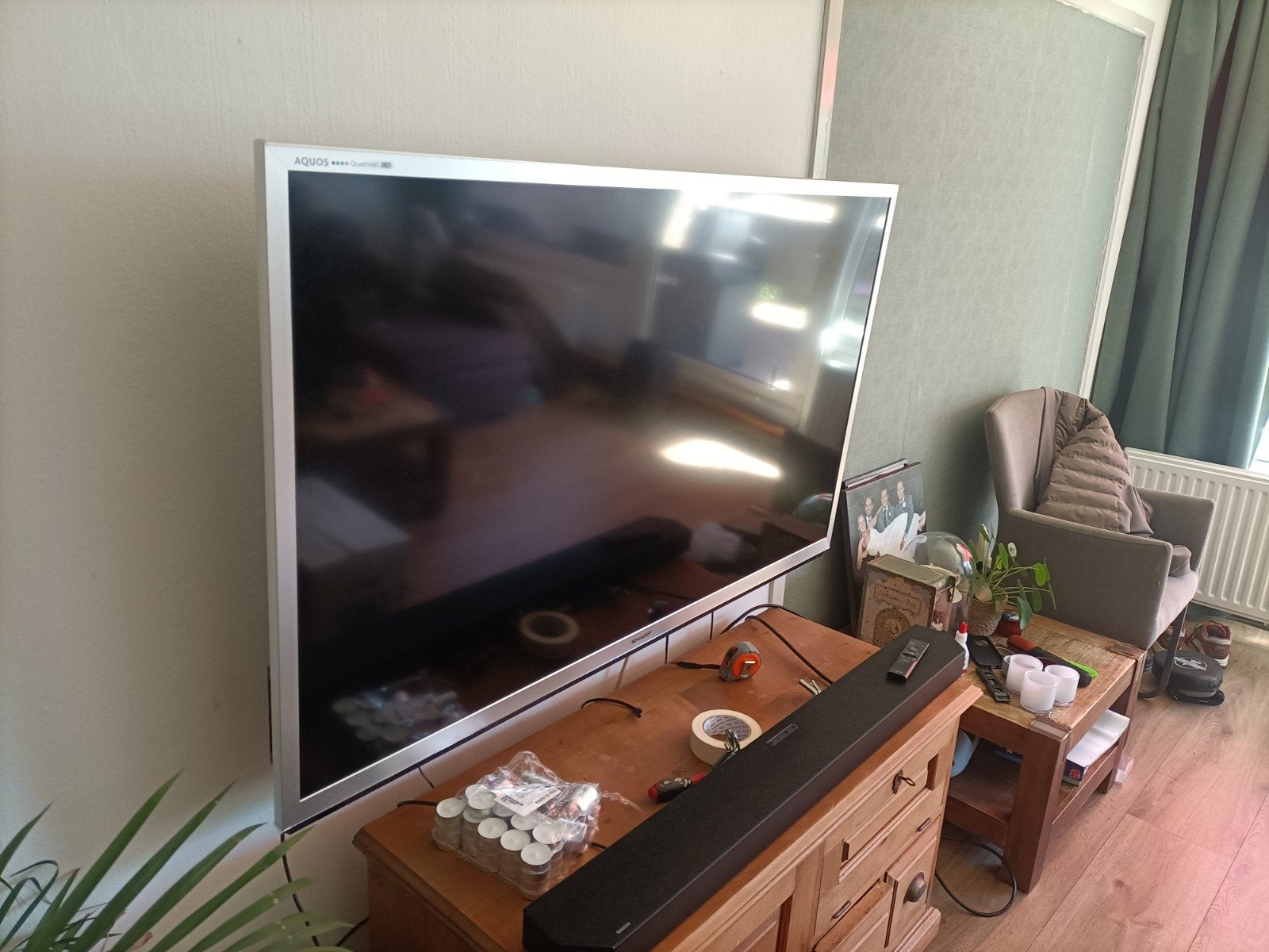 Sharp Aquos Quattron 60 inch flatscreen TV met standaard, Ophalen