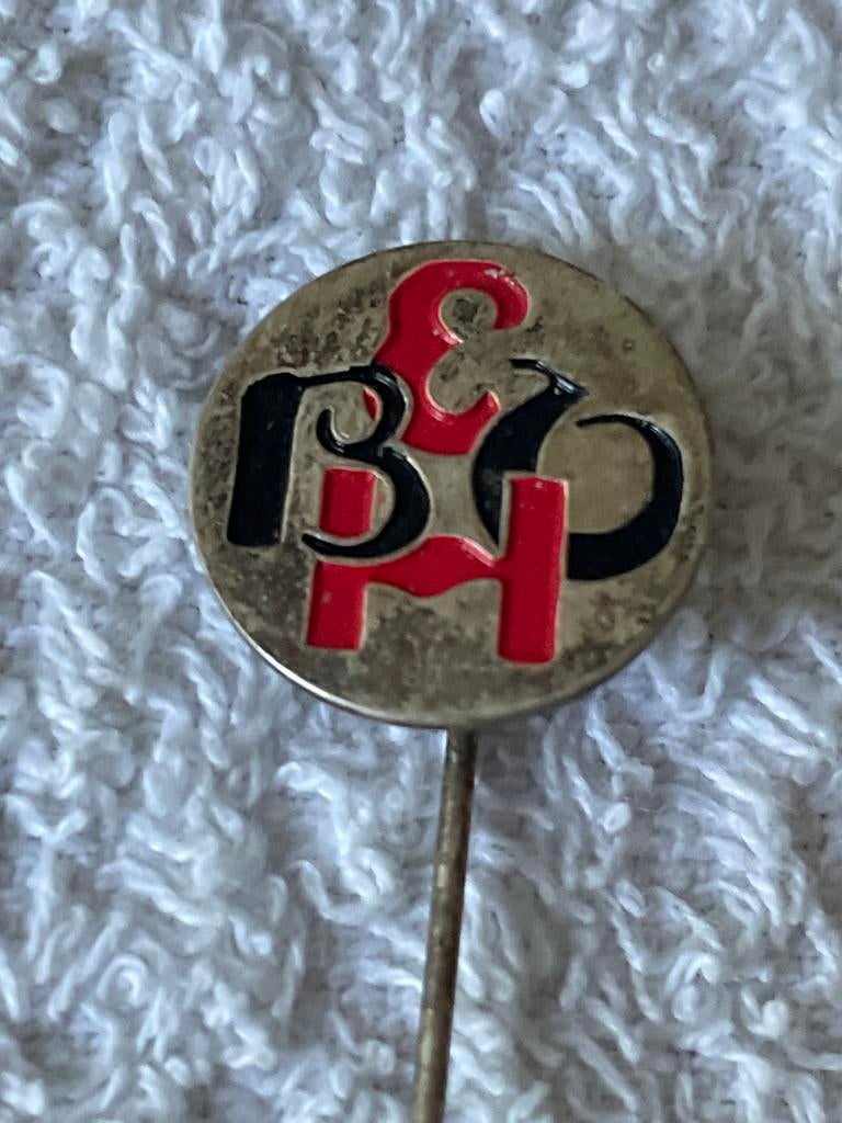 Vintage B&H Speldje / Pin - Zwart en Rood, Ophalen of Verzenden, Gebruikt, Merk, Speldje of Pin