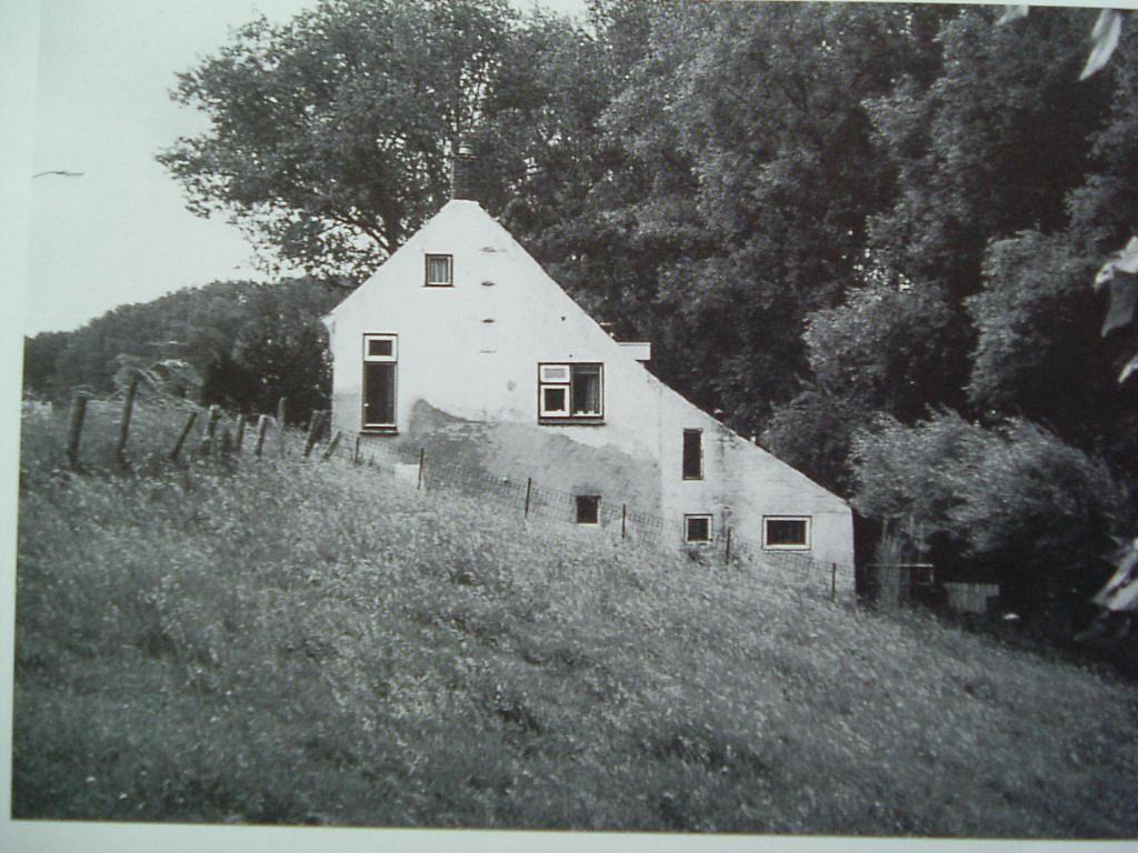Aan de dijk gezet. Dijkwoningen., Ophalen of Verzenden, Gelezen, M. Beek