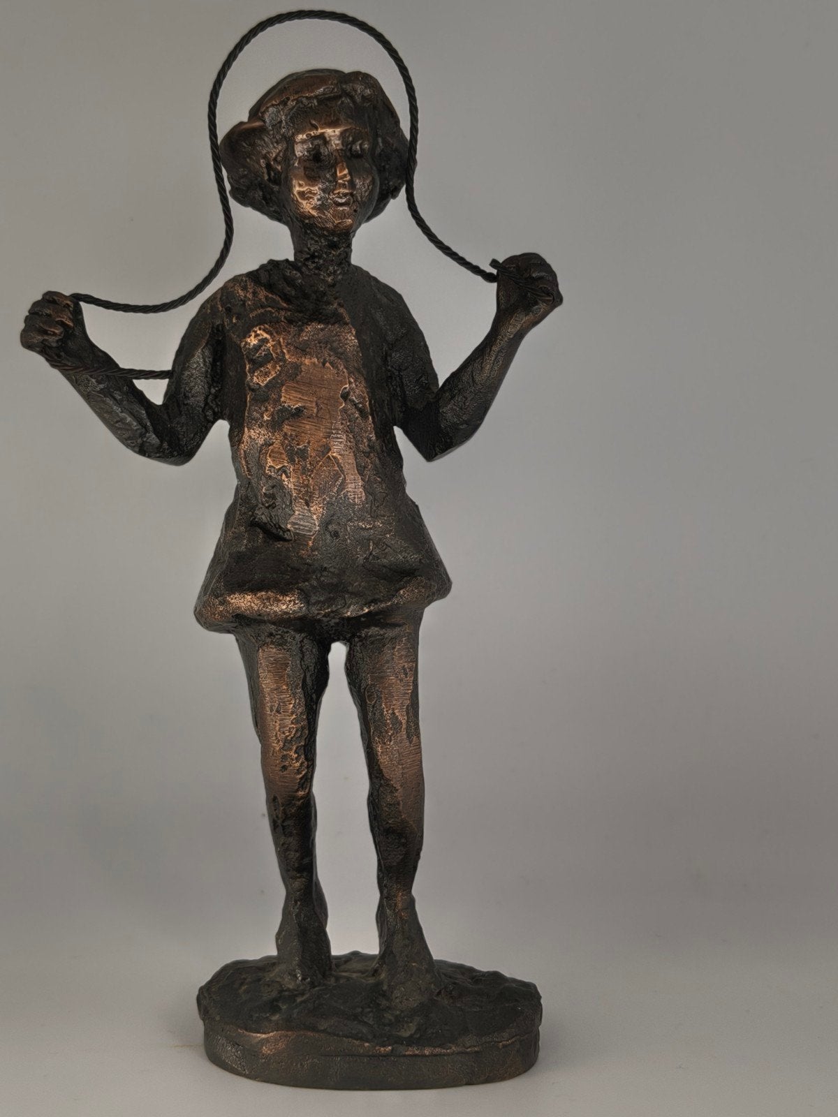 Astrid Veldhuyzen-Koppen - Brons beeld Meisje met springtouw, Minder dan 20 cm, Ophalen of Verzenden, Beeld, Bruin