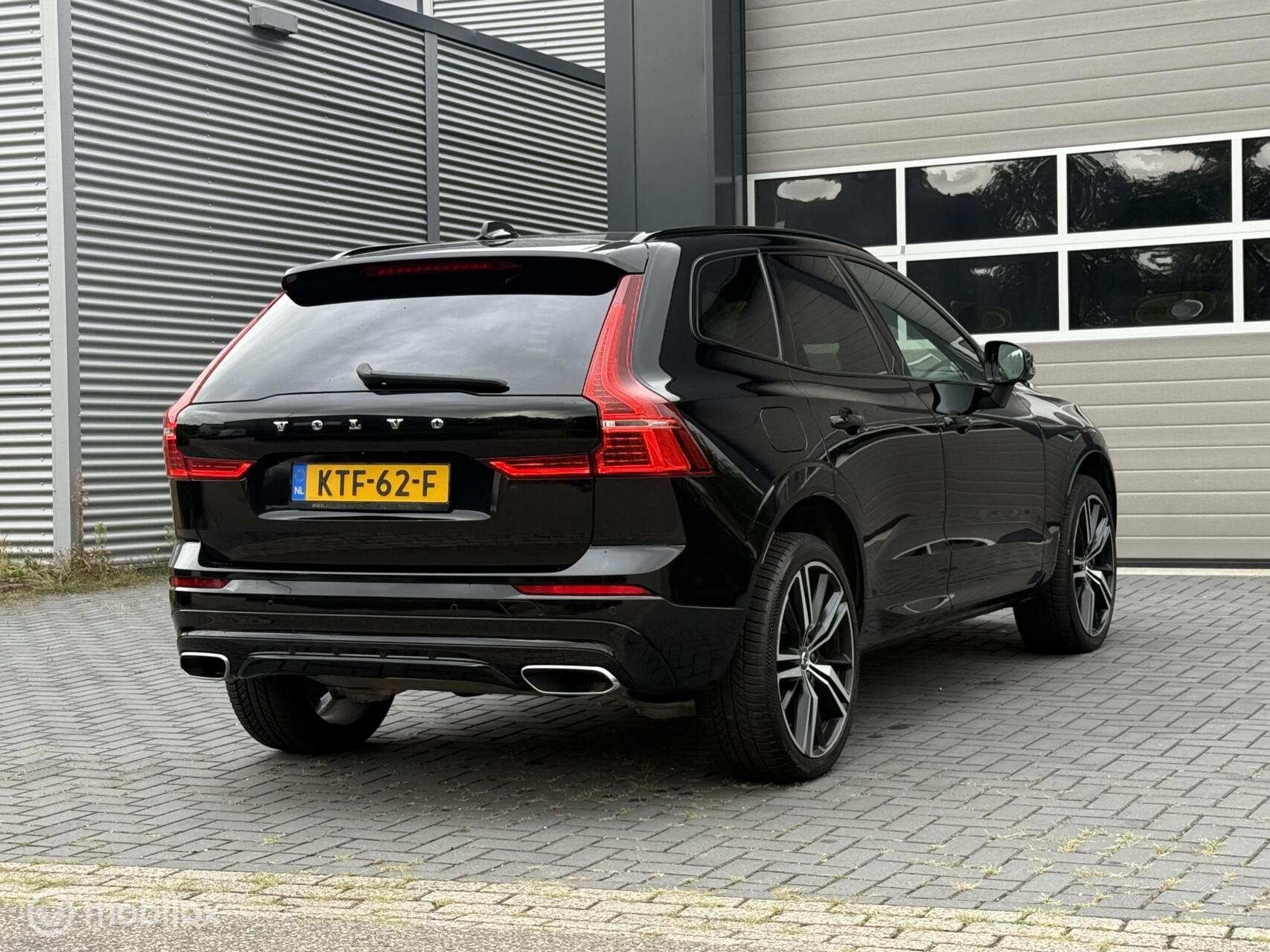 Volvo XC60 2.0 Recharge T8 AWD R-Design Pano|Luchtv|H&K|21', Automaat, Adaptive Cruise Control, Zwart, Zwart