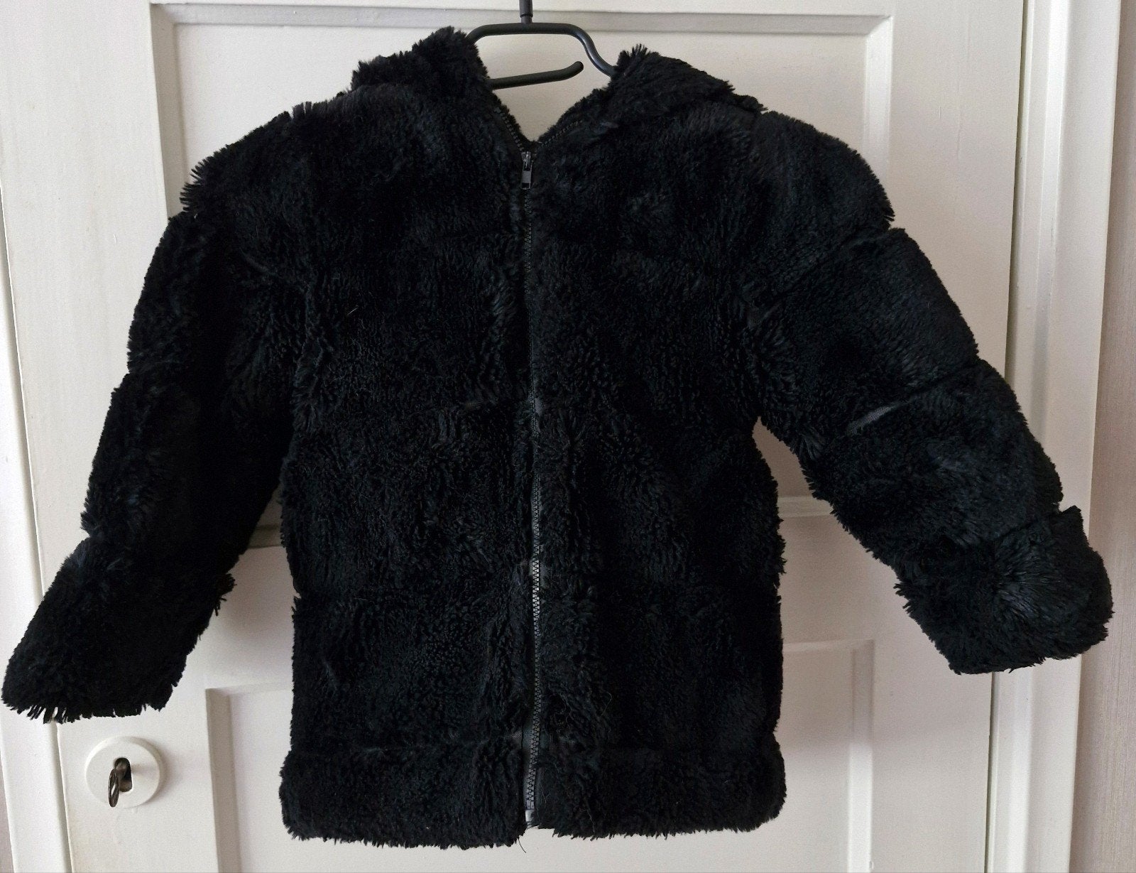 Zwarte fluffy jas met capuchon, Ophalen of Verzenden, Zo goed als nieuw, Draakjes en boefjes, Meisje
