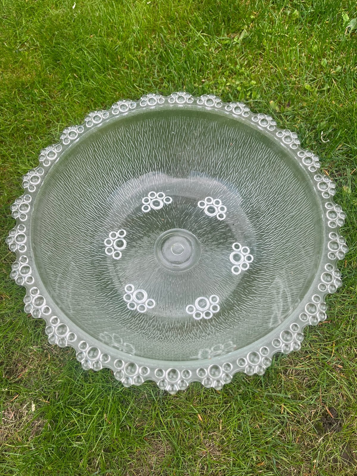 Bowl schaal glas grote schaal op voet bewerkt, Antiek en Kunst, Ophalen