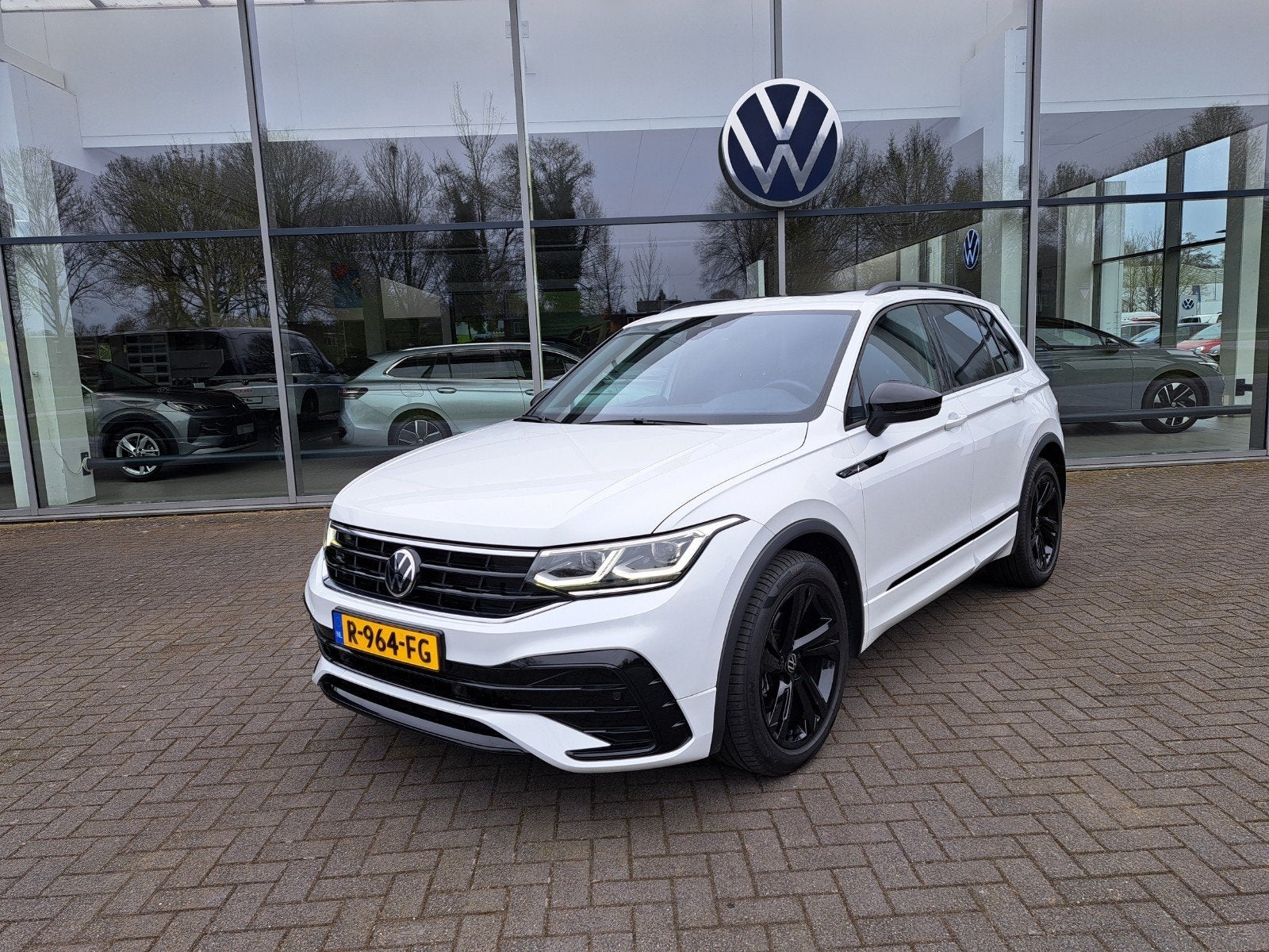 Volkswagen Tiguan 1.5 TSI DSG R-LINE 150pk 2022 Wit, Auto's, 4 cilinders, 1436 kg, Startonderbreker, Wit