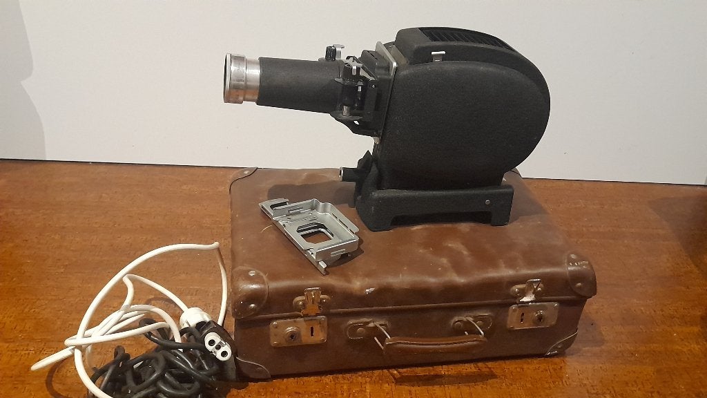 Vintage Leitz diaprojector in koffer + doos met dia's, Ophalen of Verzenden, Gebruikt