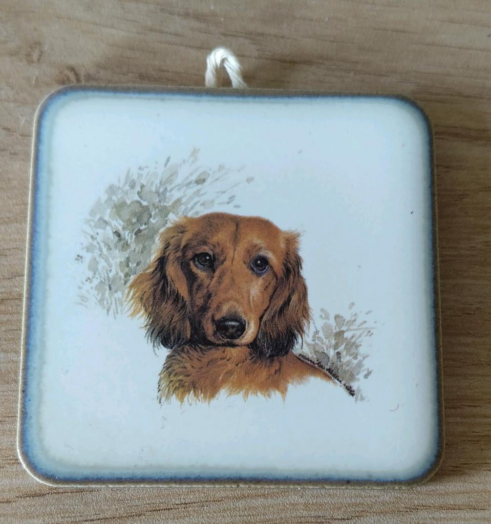 VINTAGE MINI TEGEL MET LANGHARIGE TECKEL*TEGELTJE DASHOND, Verzenden, Zo goed als nieuw, Beeldje of Figuurtje