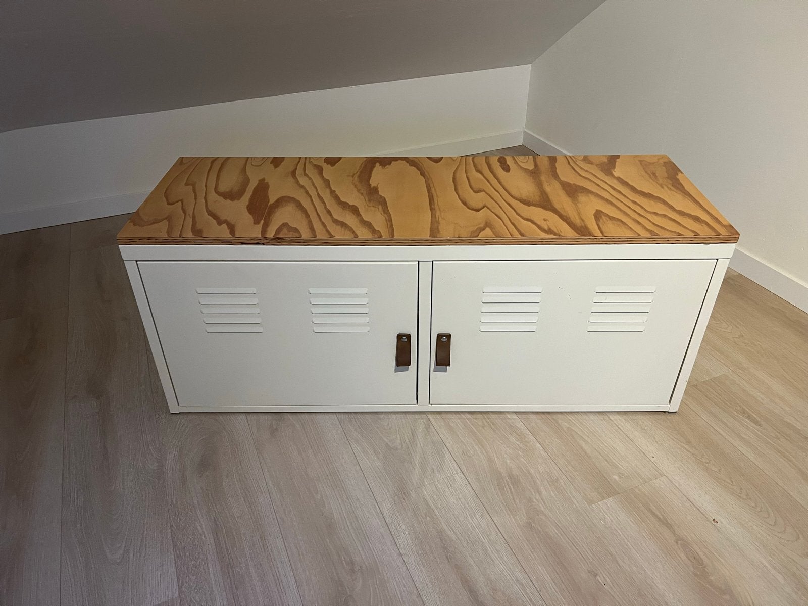 Foto 3 van lockerkast met houten blad