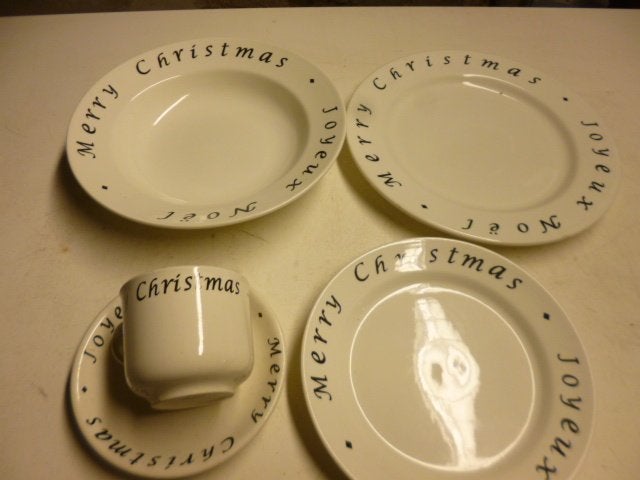 kerstservies witte borden met  tekst in zwarte sierlettes, Ophalen of Verzenden, Porselein, Overige stijlen, Overige typen