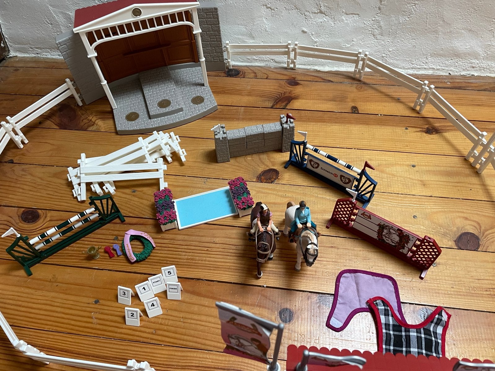 Schleich Paarden Springparcours en Stal Speelset, Ophalen, Zo goed als nieuw