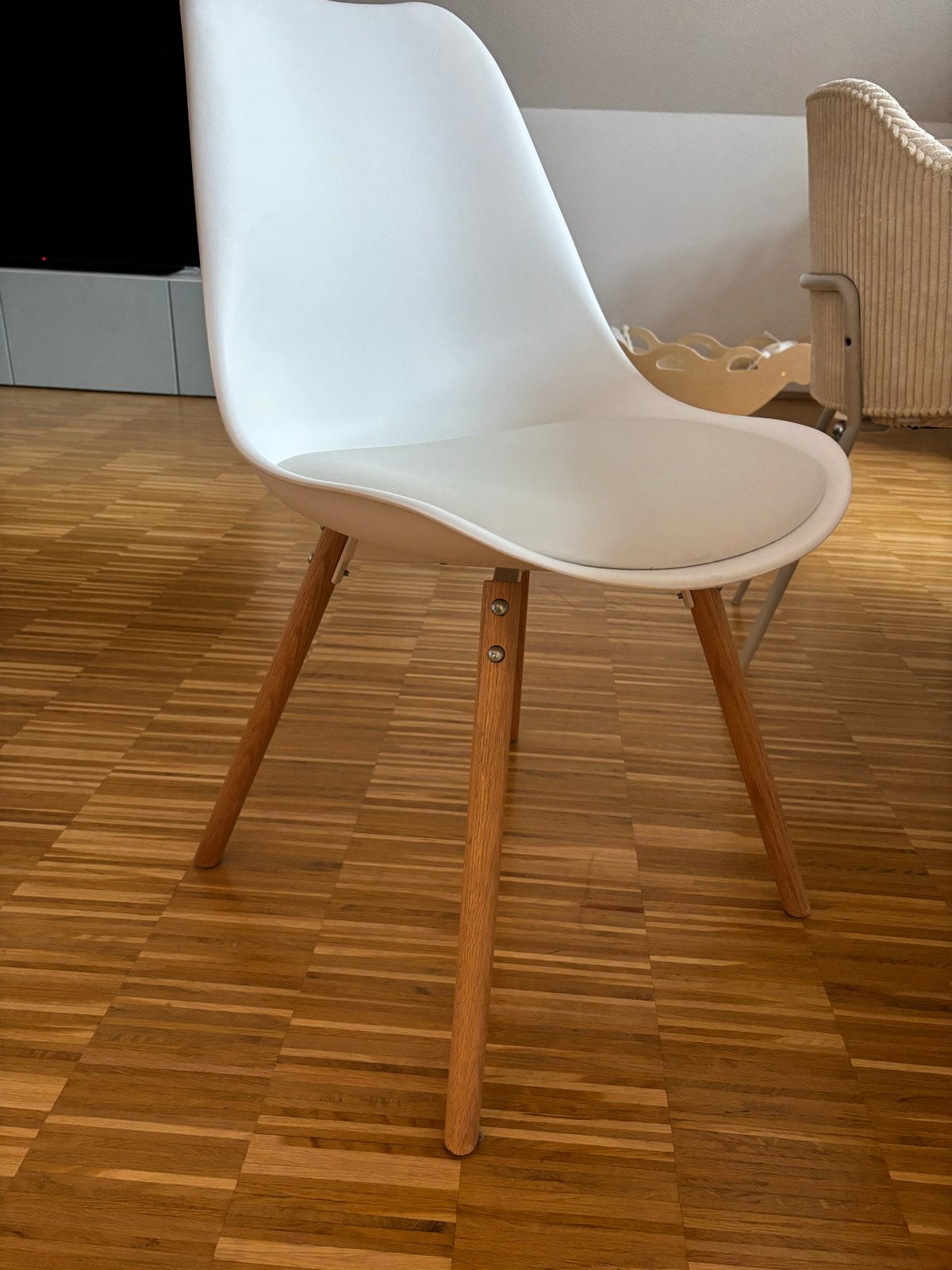 Set van 6 witte eetkamerstoelen met houten poten, Huis en Inrichting, Ophalen, Wit, Zo goed als nieuw, Vijf, Zes of meer stoelen