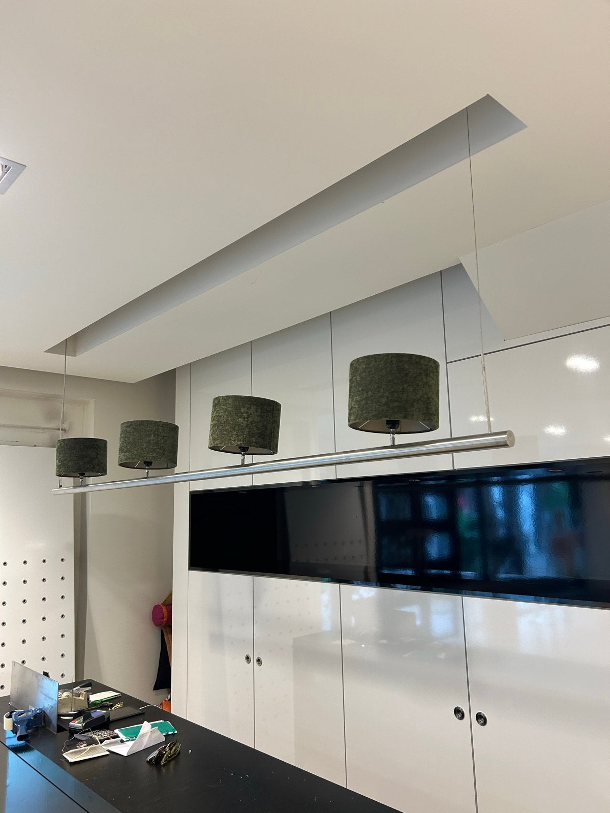 Moderne hanglamp van 2,8 mtr met 4 groene stoffen kappen, Ophalen, Zo goed als nieuw, Metaal, E27 (groot)