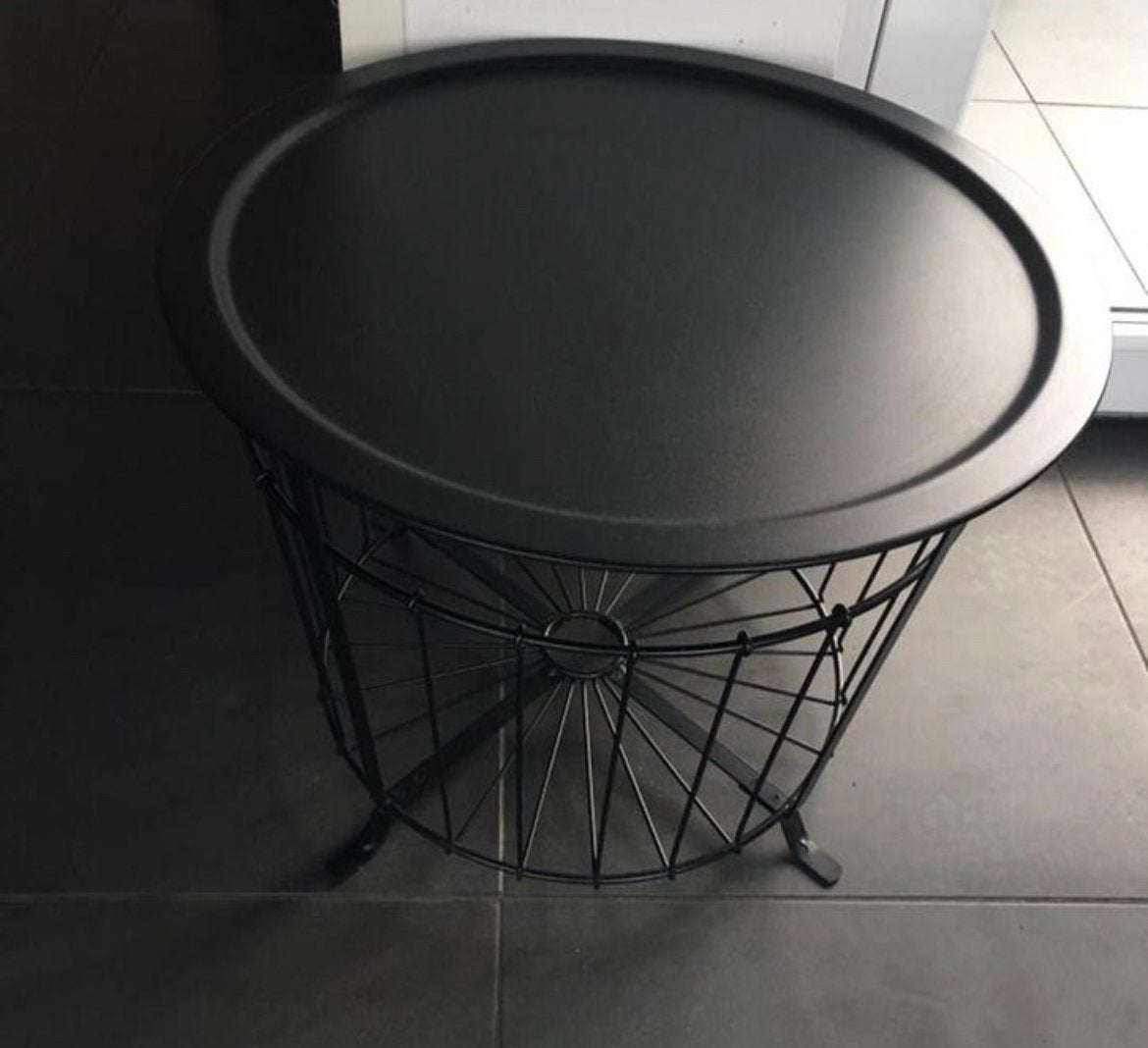 Leuke zwarte bijzettafel metaal 60cm met opbergruimte, Minder dan 55 cm, Metaal of Aluminium, Rond, Zo goed als nieuw