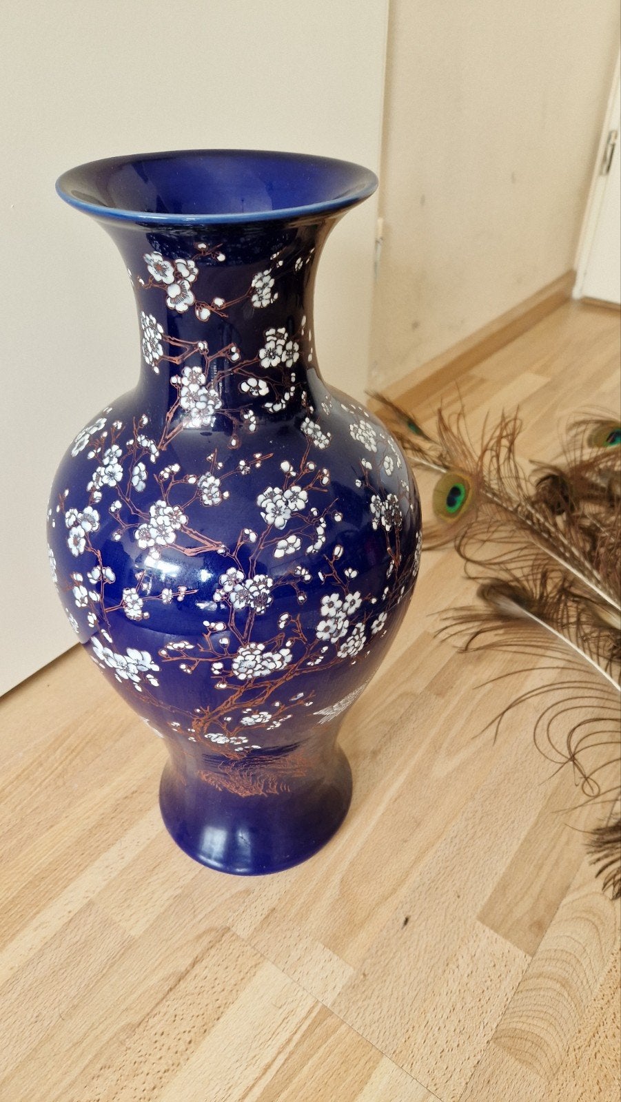 Grote blauwe chinese vaas met bloesem en pauwenveren, Ophalen of Verzenden
