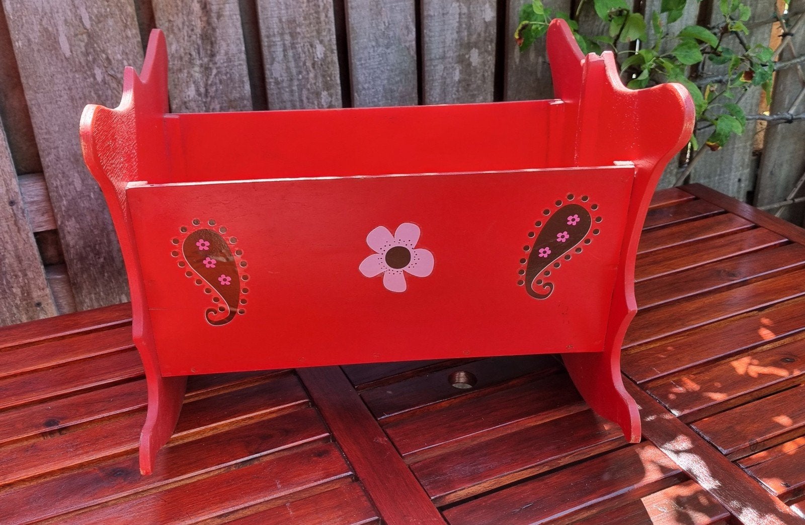 Rood houten poppenwiegje met bloemmotief, Ophalen, Gebruikt, Overige typen