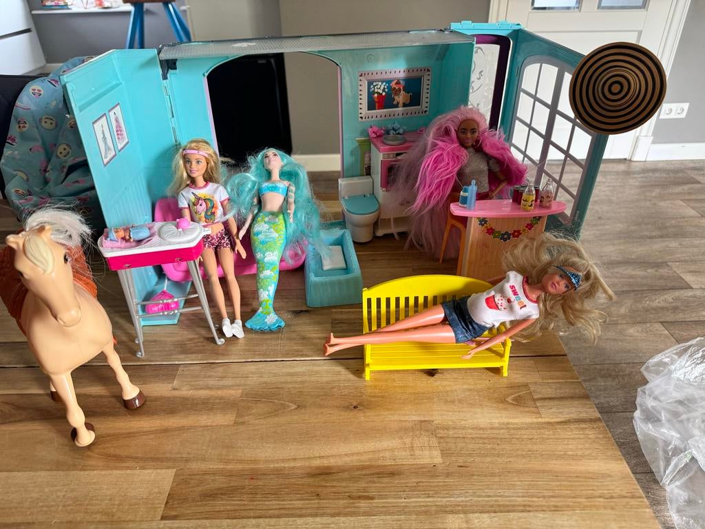 Barbie corner met 4 poppen, paard en baby, Ophalen of Verzenden, Zo goed als nieuw, Toebehoren
