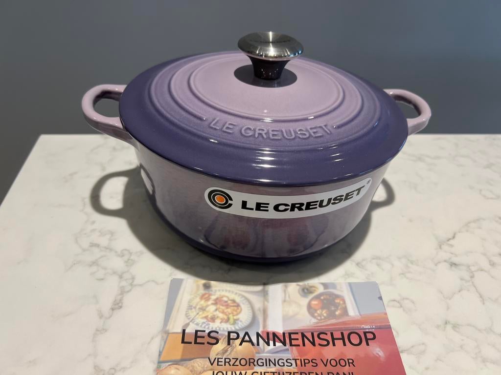Le Creuset Bleu Berry Purple nieuw 20 cm, Huis en Inrichting, Keuken | Potten en Pannen, Gietijzer, Nieuw, Ophalen of Verzenden